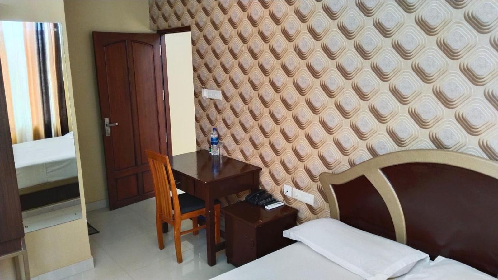 Hotel Falcon Thiruvananthapuram Kültér fotó